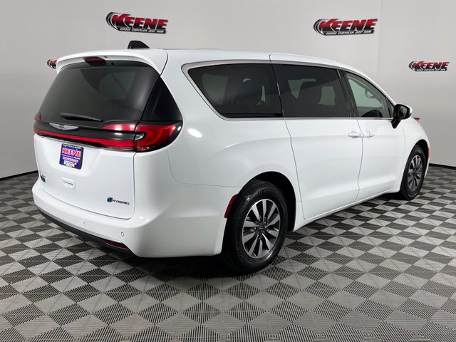 Used 2023 Chrysler Pacifica Touring-L FWD image 2