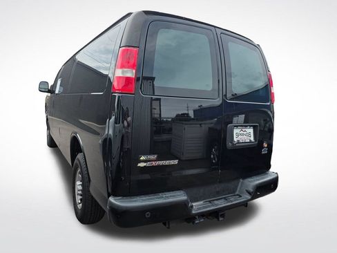 Used 2020 Chevrolet Express 3500 Extended w/ Driver Convenience Package RWD image 4