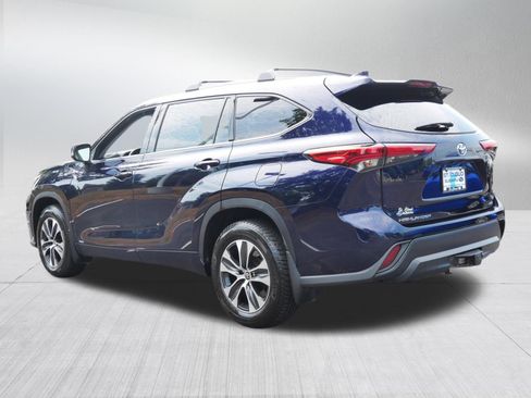 Used 2022 Toyota Highlander XLE AWD/4WD image 5