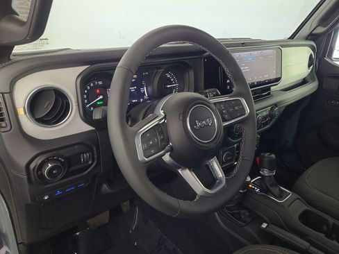 Used 2025 Jeep Wrangler Unlimited Sahara AWD/4WD image 13