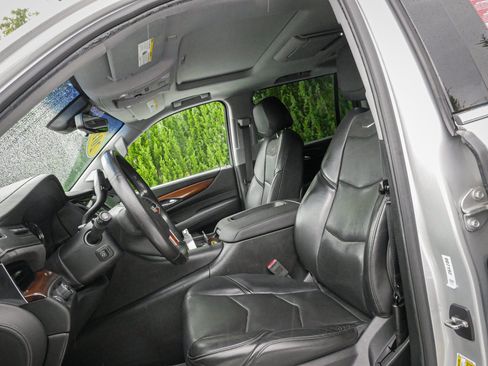 Used 2018 Cadillac Escalade ESV Luxury RWD image 16