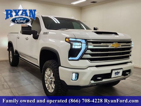Used 2025 Chevrolet Silverado 2500 High Country AWD/4WD image 2