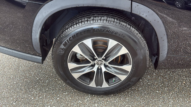 Used 2022 Toyota Highlander XLE FWD image 12