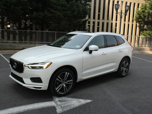 Used 2019 Volvo XC60 T5 Momentum w/ Multimedia Package AWD/4WD image 12