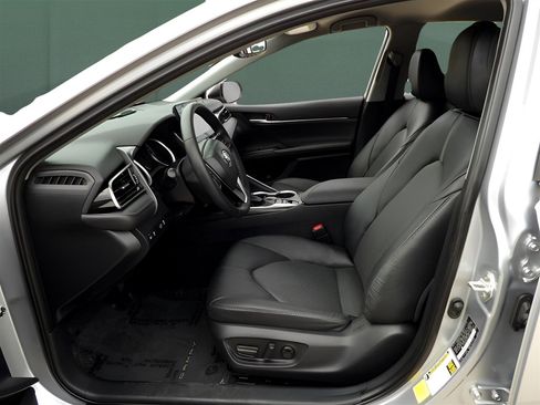 Used 2024 Toyota Camry XLE image 12