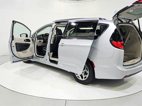 Used 2023 Chrysler Pacifica Limited FWD image 31