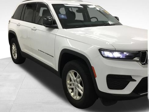 Used 2023 Jeep Grand Cherokee Laredo AWD/4WD image 4
