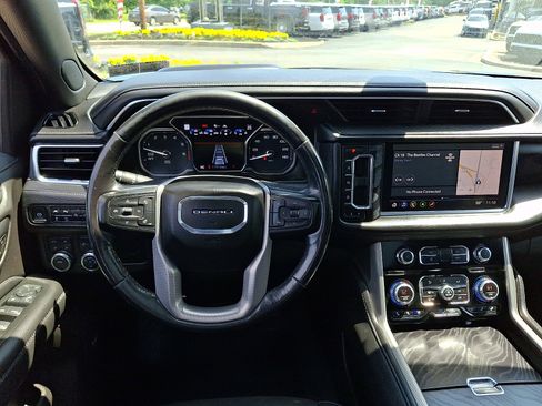Used 2021 GMC Yukon Denali w/ Denali Premium Package AWD/4WD image 13
