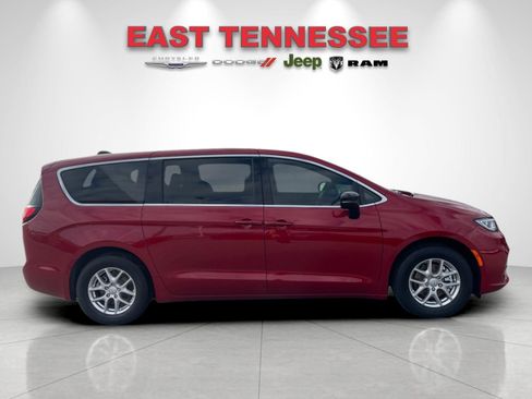 New 2026 Chrysler Pacifica Select image 2