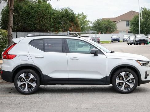 Certified 2026 Volvo XC40 B5 Plus AWD/4WD image 32