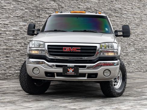 Used 2005 GMC Sierra 2500 SLT w/ Heavy-Duty Power Package image 2