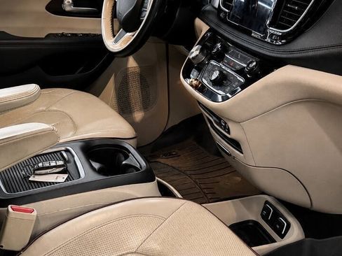 Used 2019 Chrysler Pacifica Limited FWD image 5