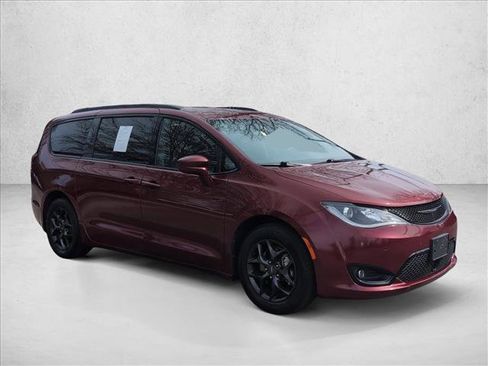 Used 2019 Chrysler Pacifica Touring-L Plus w/ Advanced Safetytec Group image 3