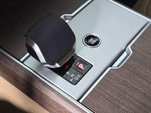 New 2025 Land Rover Range Rover SE image 32