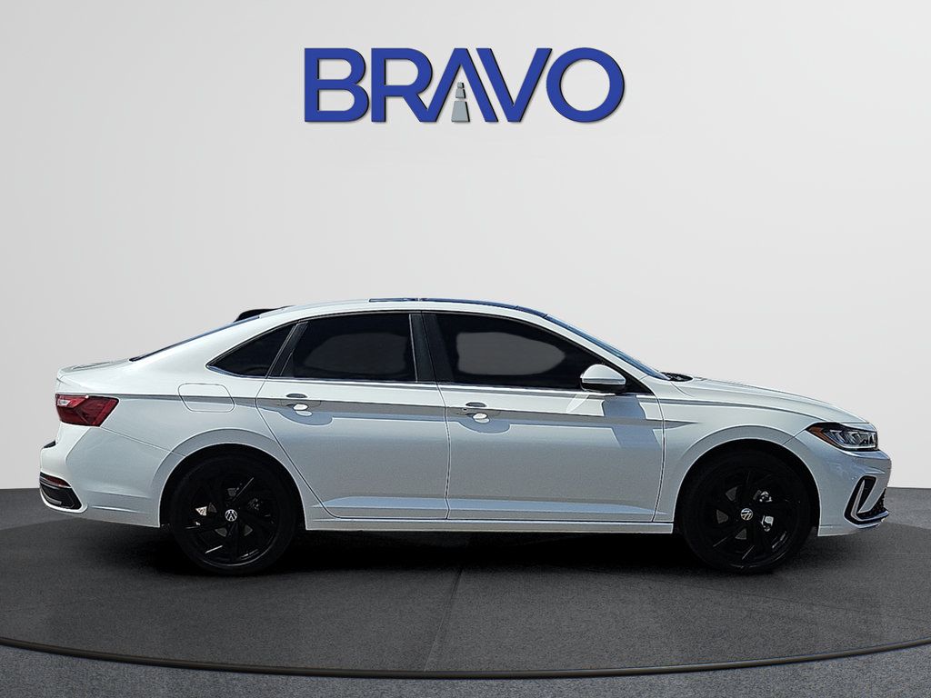 Used 2026 Volkswagen Jetta SE FWD image 5