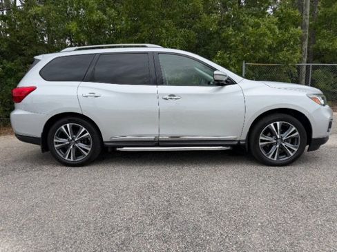 Used 2019 Nissan Pathfinder Platinum FWD image 2