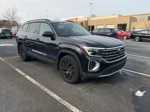 Used 2025 Volkswagen Atlas SE image 2