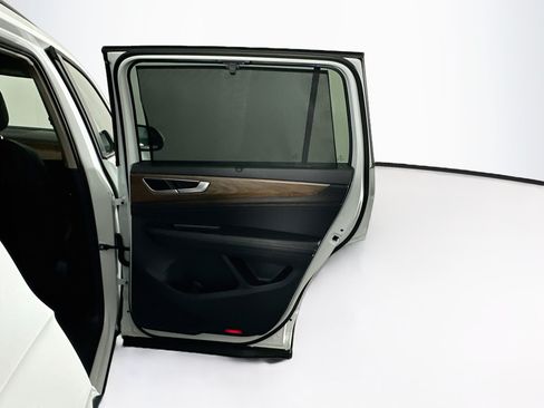 Used 2025 Volkswagen Atlas SE FWD image 32