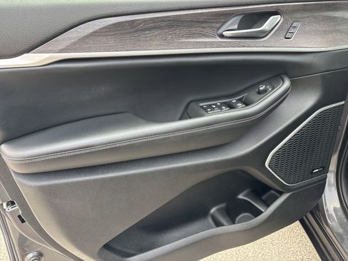 Used 2022 Jeep Grand Cherokee L Limited image 10