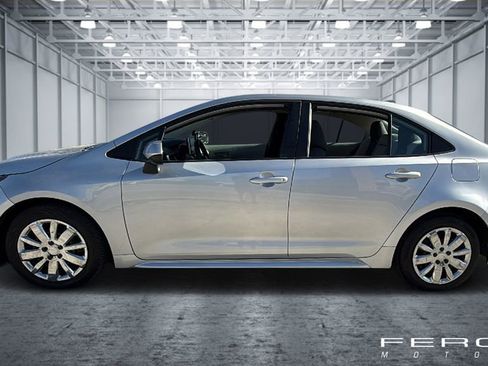 Used 2021 Toyota Corolla LE image 2