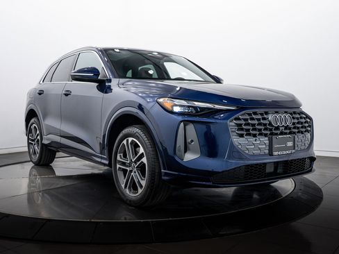 Certified 2025 Audi Q5 Premium w/ Convenience Package image 2