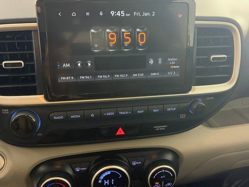 Used 2022 Hyundai Venue Limited image 16