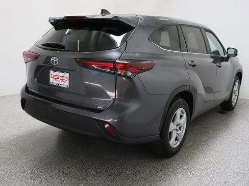 Used 2025 Toyota Highlander LE image 7