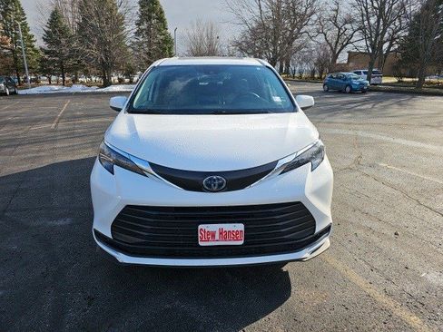 Used 2024 Toyota Sienna LE image 9