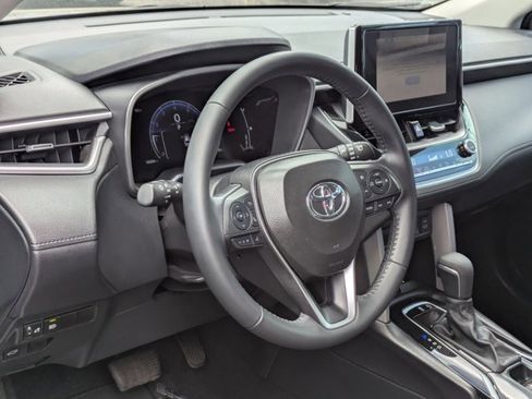 Used 2025 Toyota Corolla Cross XLE w/ Convenience Package image 10