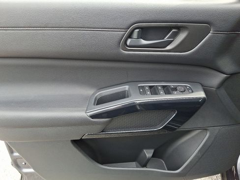 Used 2024 Nissan Pathfinder S image 13