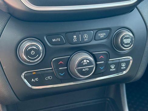 Used 2019 Jeep Cherokee Trailhawk AWD/4WD image 31
