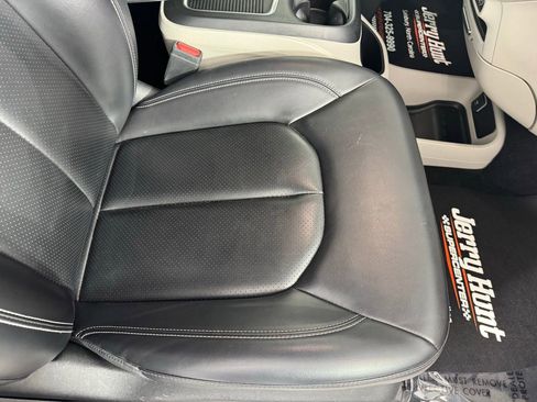 Used 2023 Chrysler Pacifica Touring-L FWD image 23