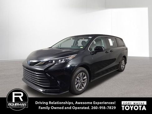 Used 2024 Toyota Sienna LE AWD/4WD image 1