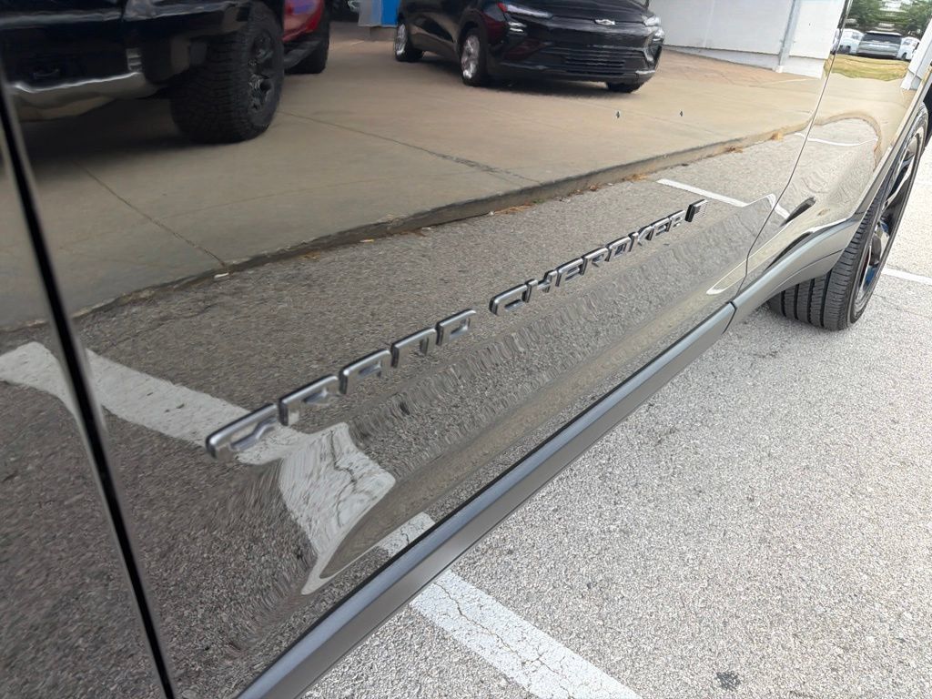 Used 2025 Jeep Grand Cherokee L Laredo AWD/4WD image 10