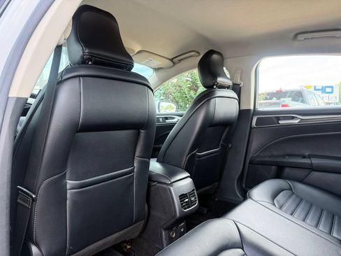 Used 2018 Ford Fusion SE w/ Equipment Group 602A FWD image 16
