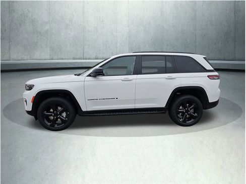 New 2025 Jeep Grand Cherokee Limited w/ Luxury Tech Group II image 2