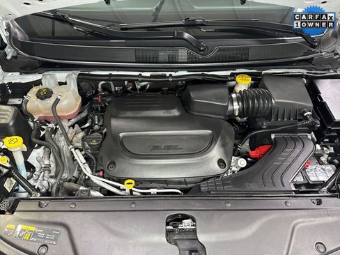 Used 2024 Chrysler Pacifica Limited image 6