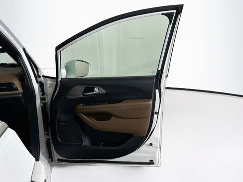 Used 2020 Chrysler Pacifica Limited w/ Tire & Wheel Group FWD image 33