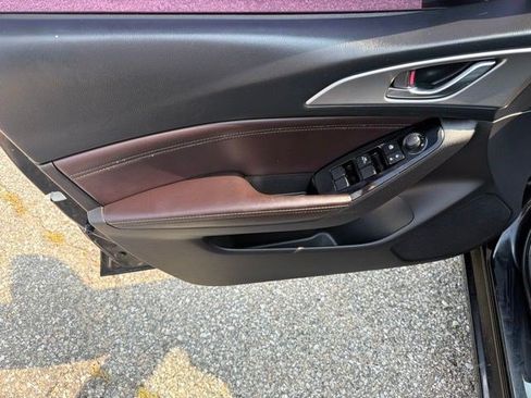 Used 2018 MAZDA MAZDA3 Touring FWD image 11