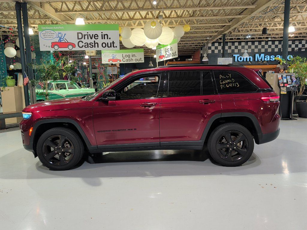 Used 2023 Jeep Grand Cherokee Altitude AWD/4WD image 12
