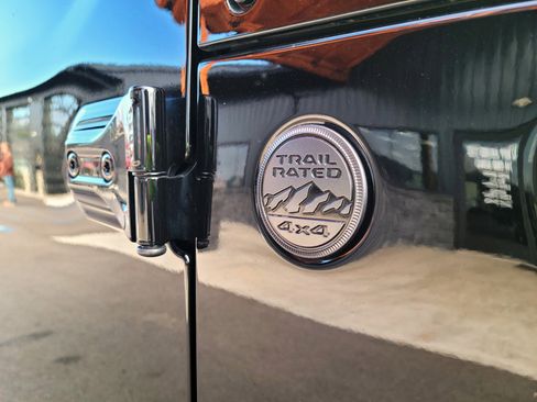 Used 2025 Jeep Gladiator Sport image 15