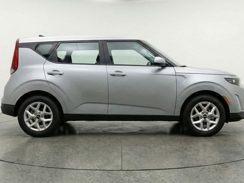 Used 2025 Kia Soul LX w/ LX Technology Package FWD image 11