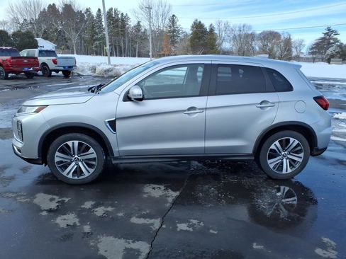 Used 2021 Mitsubishi Outlander Sport SE image 2