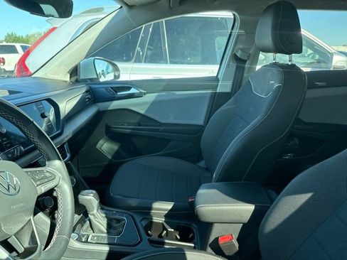 Used 2023 Volkswagen Taos SE w/ Panoramic Sunroof Package FWD image 9