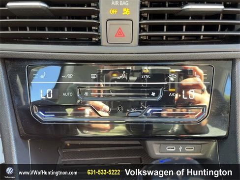 Certified 2025 Volkswagen Jetta SE w/ Sunroof Package image 27