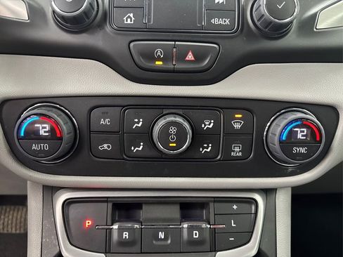 Used 2022 GMC Terrain SLT image 32