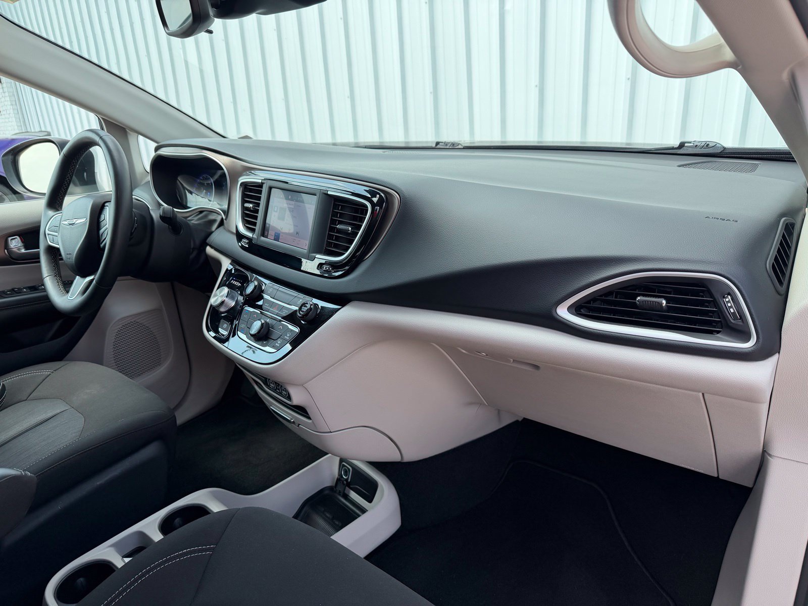 Used 2023 Chrysler Voyager LX FWD image 18