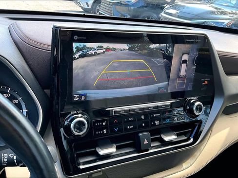 Used 2020 Toyota Highlander Limited image 24