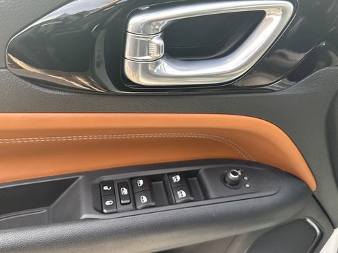 Used 2025 Jeep Compass Limited image 17