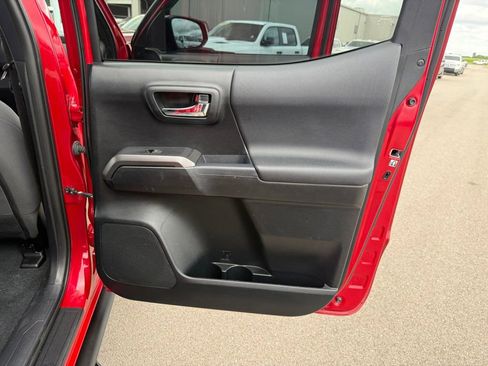 Used 2017 Toyota Tacoma TRD Sport AWD/4WD image 21